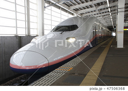 冬のガーラ湯沢駅に停車中の上越新幹線Max号 47506368