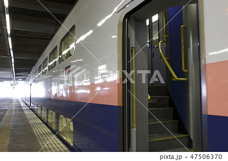 冬のガーラ湯沢駅に停車中の上越新幹線Max号 47506370