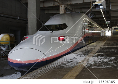 冬のガーラ湯沢駅に停車中の上越新幹線Max号 47506385