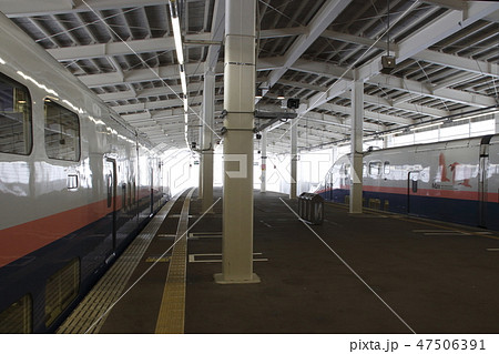 冬のガーラ湯沢駅に停車中の上越新幹線Max号 冬のガーラ湯沢駅に停車中の上越新幹線Max号 47506391