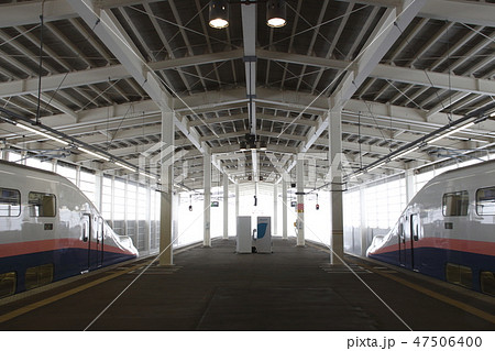 冬のガーラ湯沢駅に停車中の上越新幹線Max号 冬のガーラ湯沢駅に停車中の上越新幹線Max号 47506400