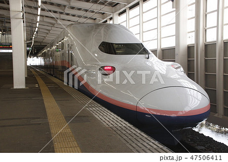 冬のガーラ湯沢駅に停車中の上越新幹線Max号 47506411