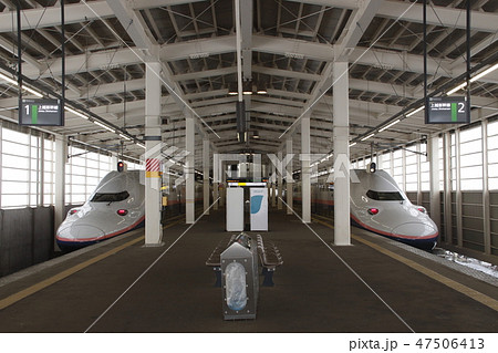 冬のガーラ湯沢駅に停車中の上越新幹線Max号 47506413