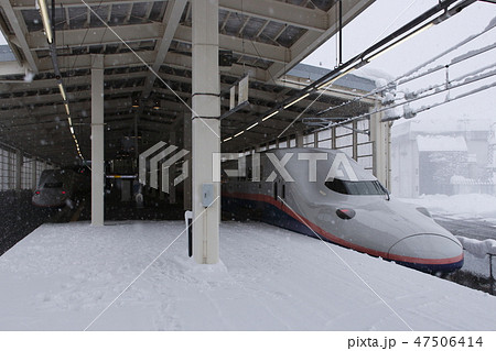 冬のガーラ湯沢駅に停車中の上越新幹線Max号 47506414