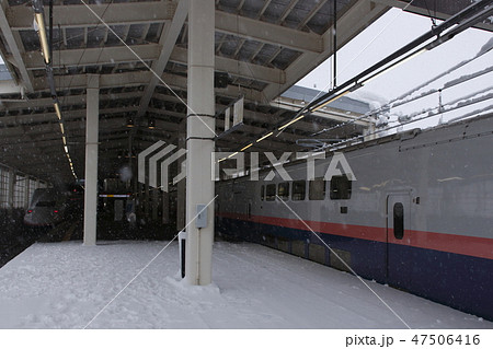冬のガーラ湯沢駅に停車中の上越新幹線Max号 47506416