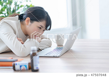 ビジネスウーマン　徹夜　残業　体調不良 47507048