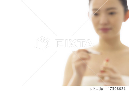 アウトフォーカス リップコスメ 若い女性のビューティーイメージ アウトフォーカス リップコスメ 若い女性のビューティーイメージ 47508021