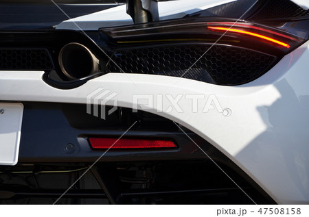 白いスポーツカーのバックショット【自動車】 47508158