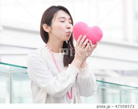 ピンクのハートにキスをする女性 47508573