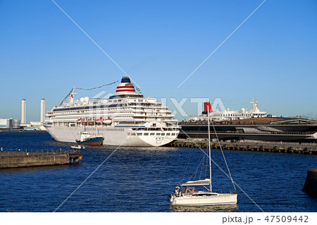 豪華客船が停泊する横浜港の大さん橋の風景 47509442