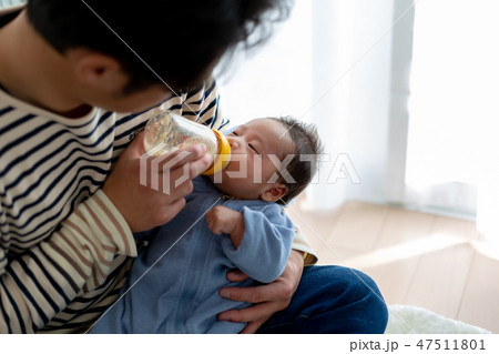 イクメンと新生児 授乳 イクメンと新生児 授乳 47511801