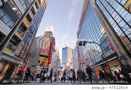 日本の東京都市景観 東京・渋谷の「道玄坂二丁目東」から(歩行者天国)、建設中の高層ビルなどを望む 日本の東京都市景観 東京・渋谷の「道玄坂二丁目東」から(歩行者天国)、建設中の高層ビルなどを望む 47512614