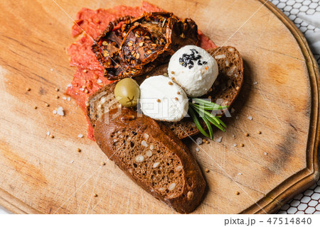 Labne cheese balls with brown bread, green olives  47514840