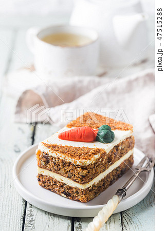 Slice of carrot cake Slice of carrot cake 47515288