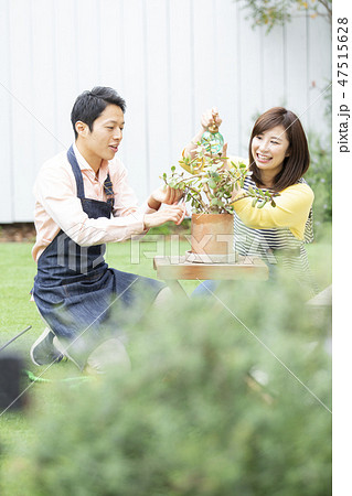 ガーデニングをする夫婦 47515628