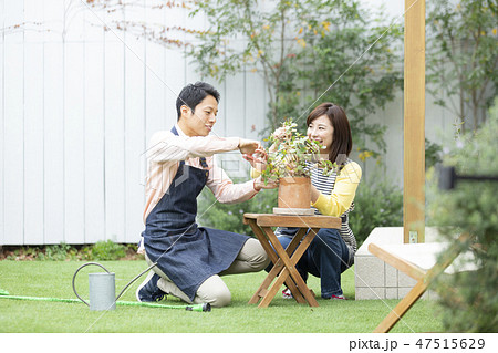 ガーデニングをする夫婦 47515629