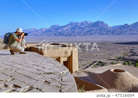 Traveler takes pictures of landscapes near Yazd 47516004