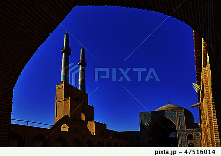 Jame mosque from under arch of entrance gateway Jame mosque from under arch of entrance gateway 47516014