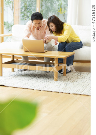 クレジット番号を入力する夫 47516129