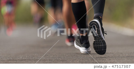Marathon running in the light of evening Marathon running in the light of evening 47517307
