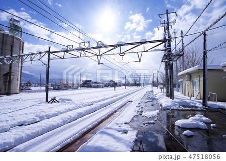 五日町駅（新潟県南魚沼市）の冬の構内 47518056
