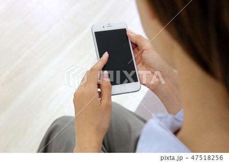 スマートフォンを持つ女性 スマートフォンを持つ女性 47518256