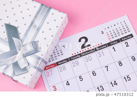 2月　カレンダー　バレンタインイメージ 47518312