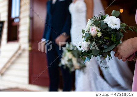 チャペルウェディング 新郎新婦 花嫁 花婿 ブーケ 花束 結婚式 教会の写真素材