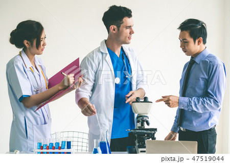 Group of scientists working in chemical lab. 47519044