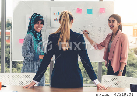 Multicultural working group in teamwork meeting. 47519501