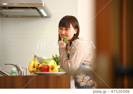 キッチン　献立を考える主婦 47520306