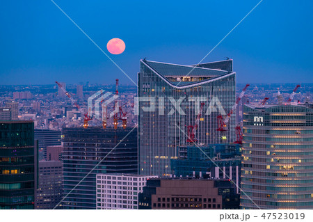 《日本の絶景》東京の夜景・スーパームーンの明るい夜空《六本木ヒルズ展望台より》 47523019