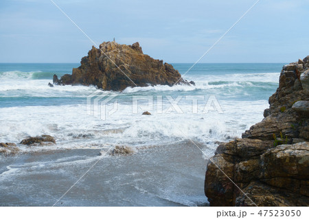 台風一過　大荒れの海 47523050