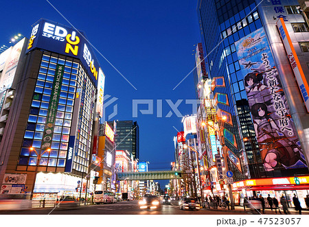 日本の東京都市景観  東京・秋葉原 万世橋の交差点などを望む（夜景） 47523057