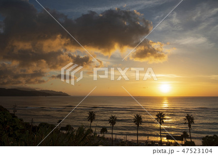 奄美大島 大浜ビーチ付近から見た夕日の写真素材