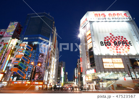 日本の東京都市景観  東京・秋葉原 万世橋の交差点などを望む・奥が「秋葉原駅南」方向(夜景） 47523567