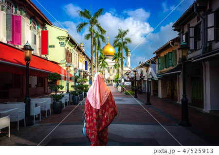 Indian lady walk and travel in Sultan mosque  47525913
