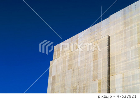 ビルの外壁工事中の足場 ビルの外壁工事中の足場 47527921