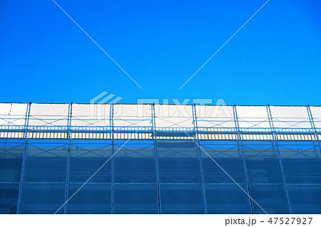 ビルの外壁工事中の足場 47527927