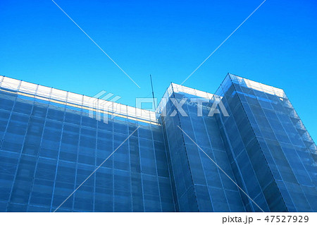 ビルの外壁工事中の足場 ビルの外壁工事中の足場 47527929