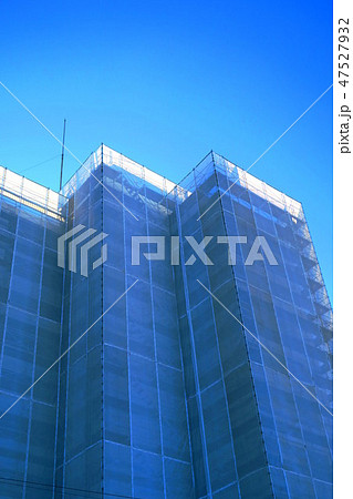 ビルの外壁工事中の足場 ビルの外壁工事中の足場 47527932