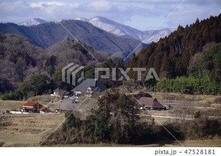 農村風景 冬 棚田 青空 雪山 農家 農村風景 冬 棚田 青空 雪山 農家 47528181