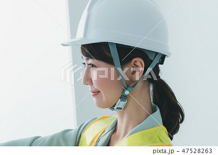 young woman young woman 47528263