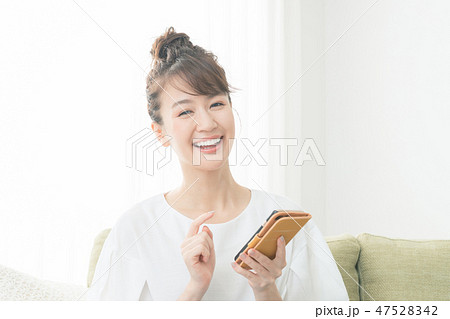 young woman 47528342