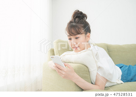 young woman young woman 47528531