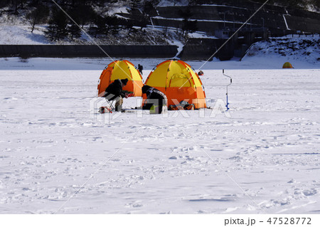 氷上解禁　ワカサギ釣り　氷上の釣り人 47528772