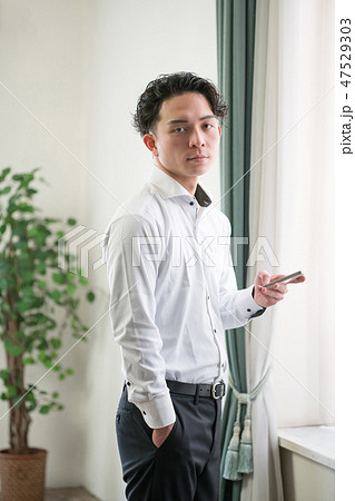 ビジネスマン（スマホ） 47529303