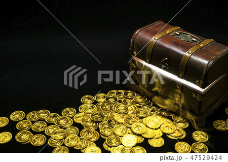 宝箱と黄金のコイン光と煙が漏れる怪しい雰囲気 47529424