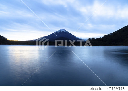 富士山・精進湖の夜明け揺らぐ水面に早朝の逆さ富士 富士山・精進湖の夜明け揺らぐ水面に早朝の逆さ富士 47529543