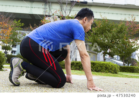 走り出す男性 47530240